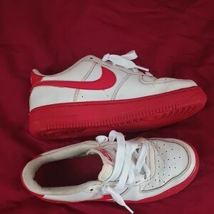 Nike Air Kids Sneakers in Red and White Size 5Y Good Condition 👟